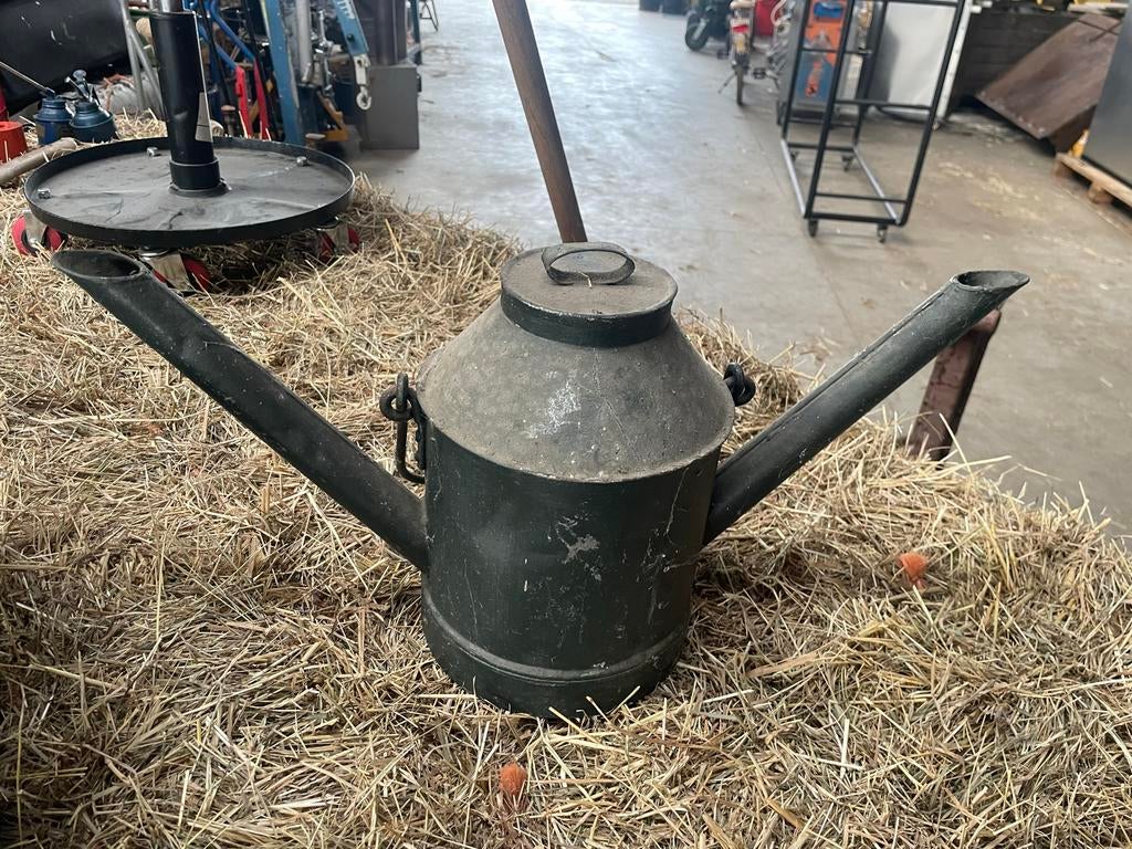 Metalen oliekan met 2 schenktuiten, Ophalen