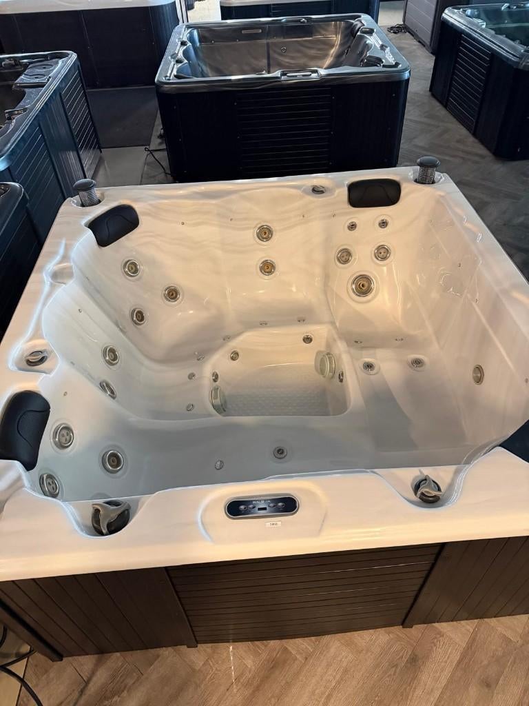 Jacuzzi Spa 200x200 – 2 Ligplaatsen – Plug & Play 220V, Ophalen, Zo goed als nieuw, Pomp, Vast