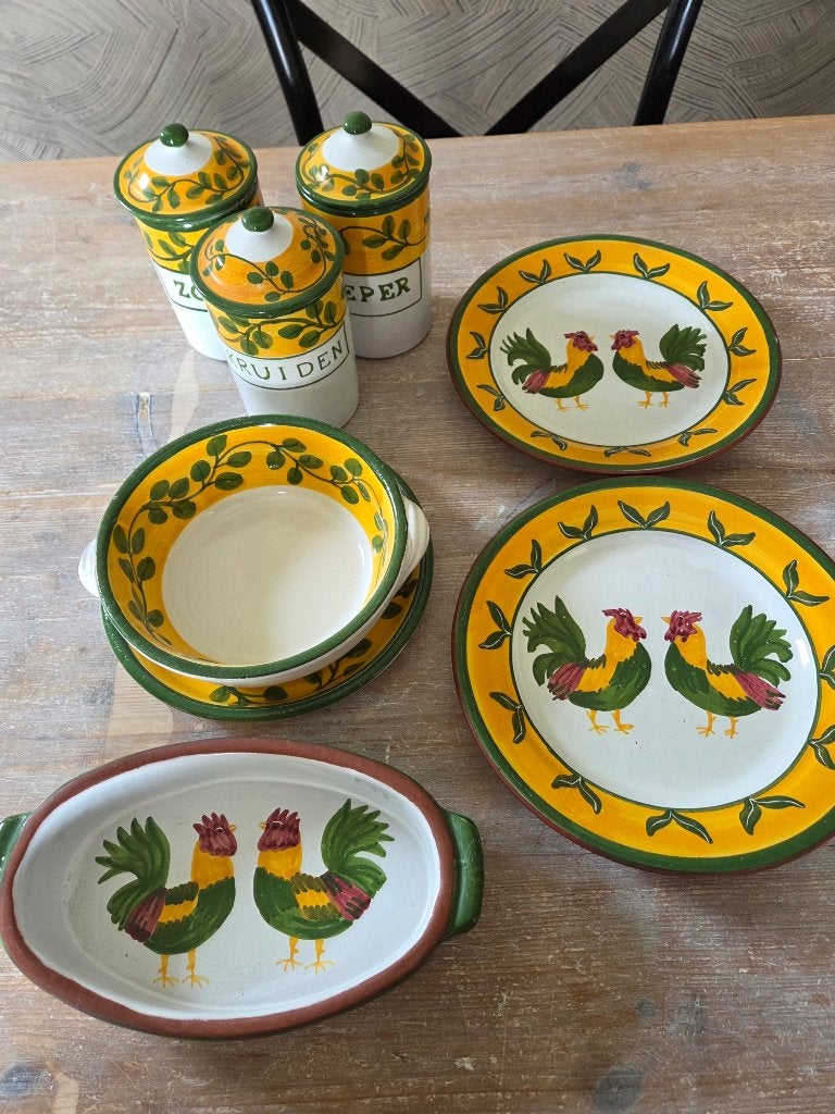 Portugees servies met decoratie van olijftakken en een haan, Gebruikt, Overige merken, Landelijk/Boerenbont, Ophalen of Verzenden