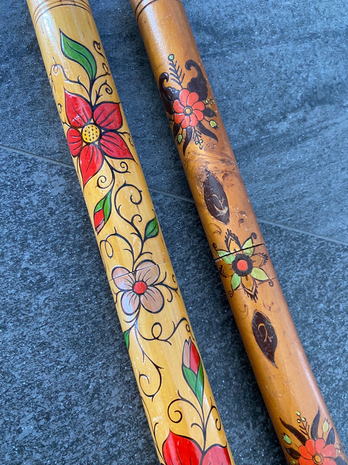 2 oude breinaalden kokers hout Amsterdamse school bloemen, Ophalen of Verzenden