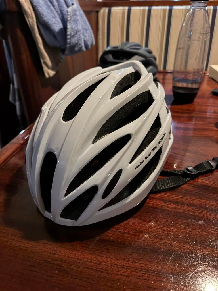 AGU fietshelm maat L/XL, Fietsen en Brommers, Fietsaccessoires | Fietshelmen, Ophalen of Verzenden, Zo goed als nieuw, Overige maten