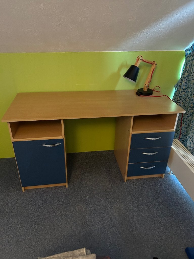 Bureau beuken/blauw 140 x 58 cm, Huis en Inrichting, Bureaus, Met lades, Gebruikt, Spaanplaat of MDF, Schoolbureau