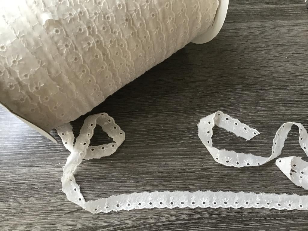 (nr 30) Aanbieding broderie katoen kant 10 m € 3.50  ecru, Hobby en Vrije tijd, Naaien en Fournituren, Verzenden, Nieuw, Kant