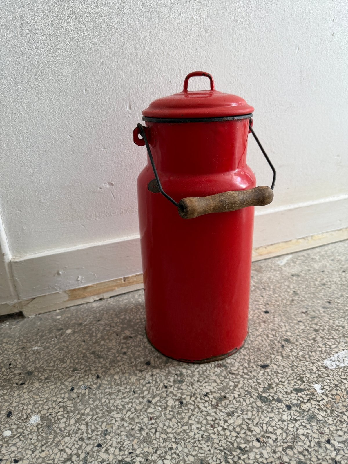 Vintage rode geëmailleerde melkkan, Ophalen