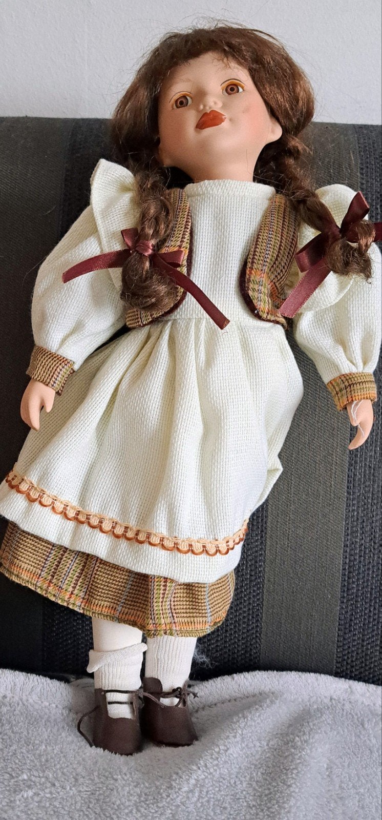 Vintage porseleinen pop met bruine vlechten en jurk, Verzamelen, Ophalen, Gebruikt, Pop
