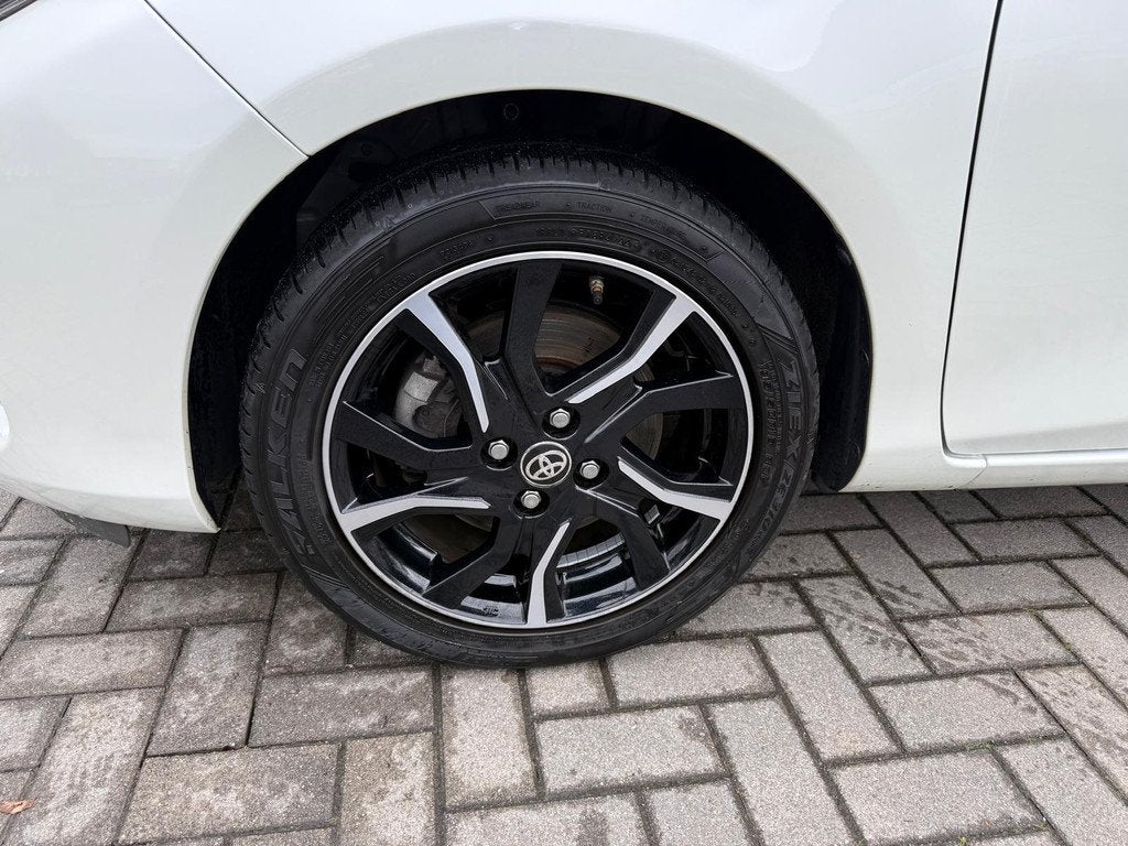 Toyota Yaris 1.5 Hybrid Dynamic Bi-Tone (bj 2016, automaat), Gebruikt, Zwart, 4 cilinders, 1070 kg