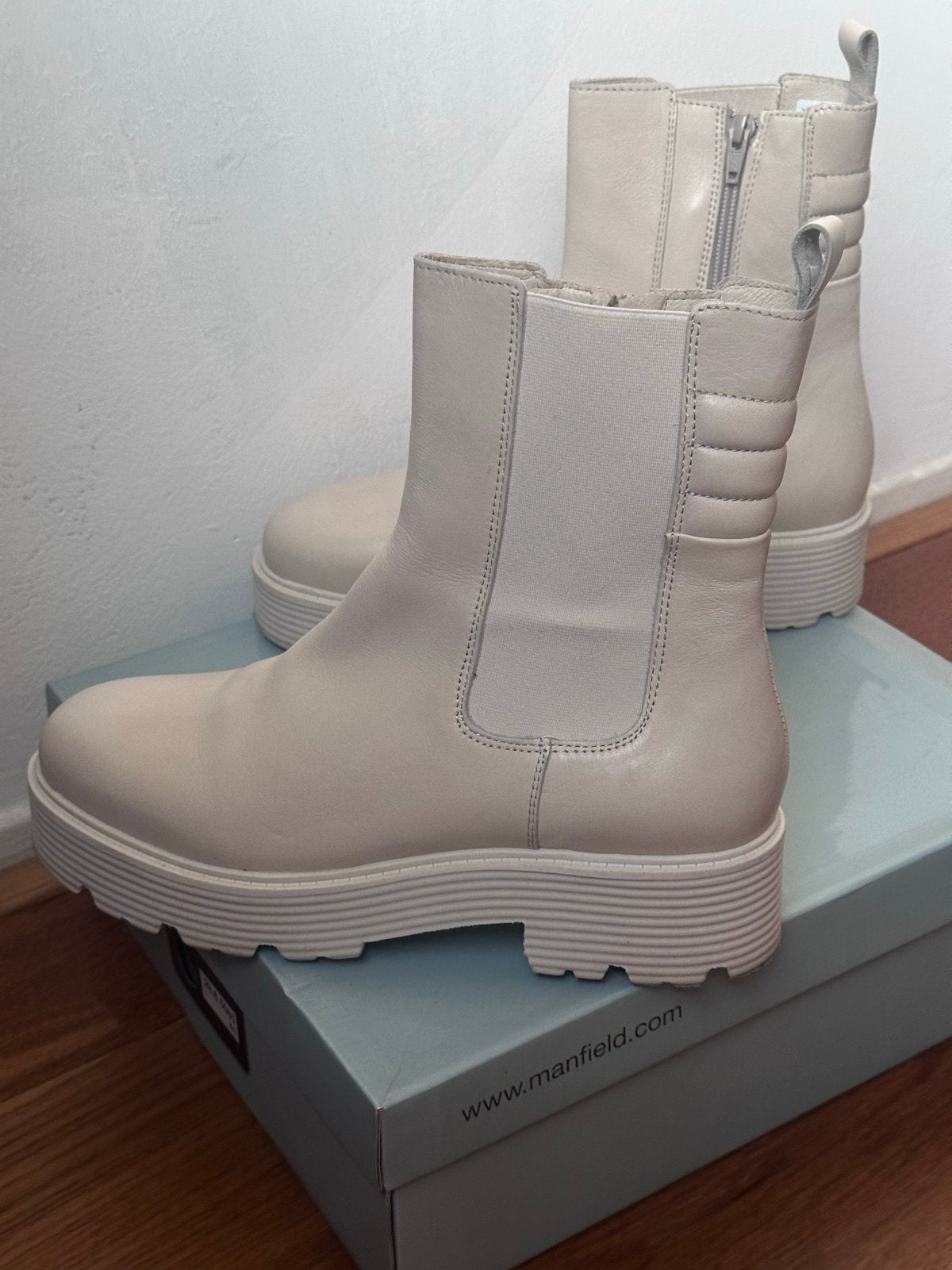 Manfield Chelsea boots mt 4, crème, Ophalen of Verzenden, Nieuw, Beige, Lage of Enkellaarzen