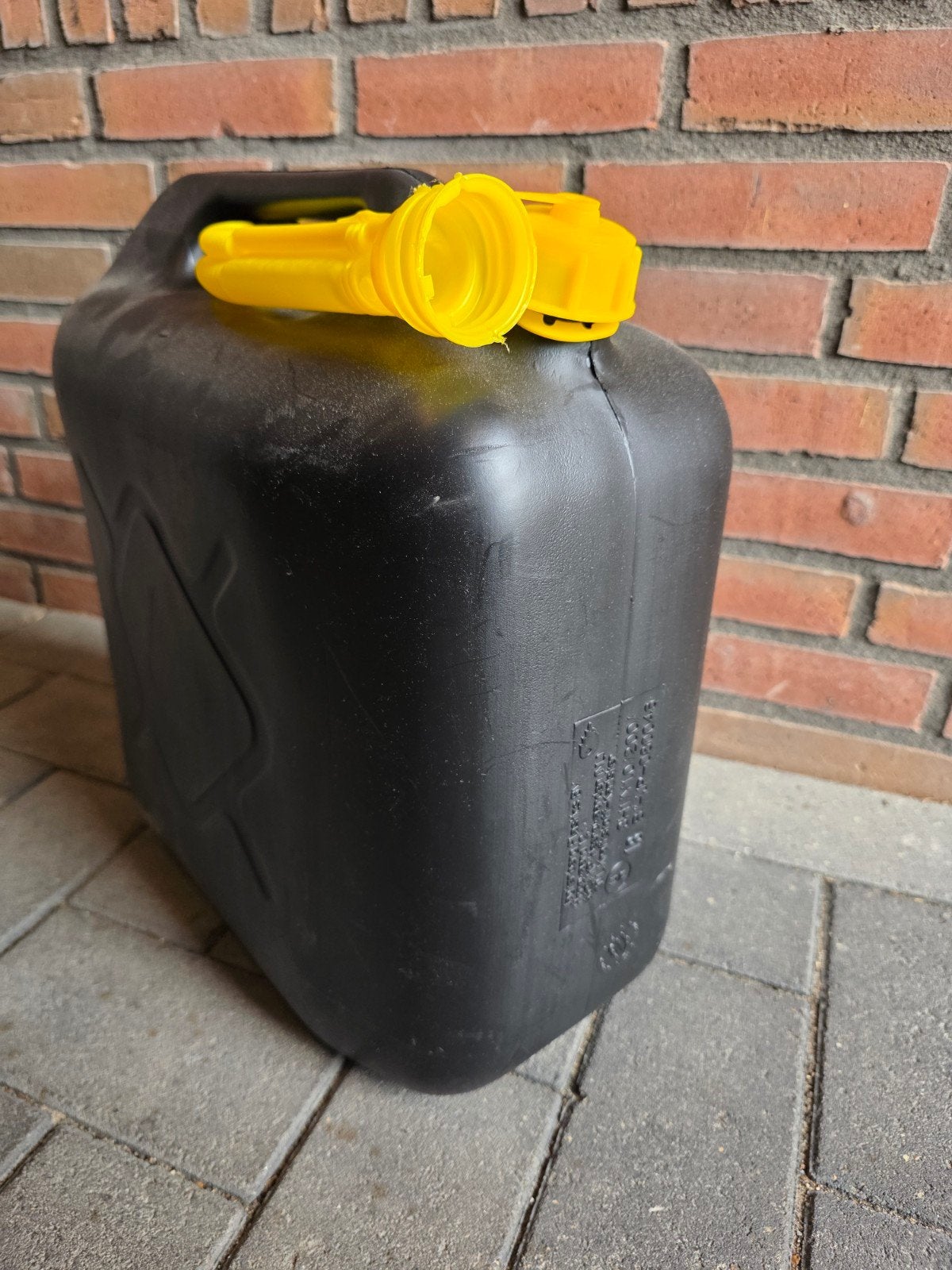 Brandstof jerrycan 20L met schenktuit, Auto diversen, Ophalen, Zo goed als nieuw