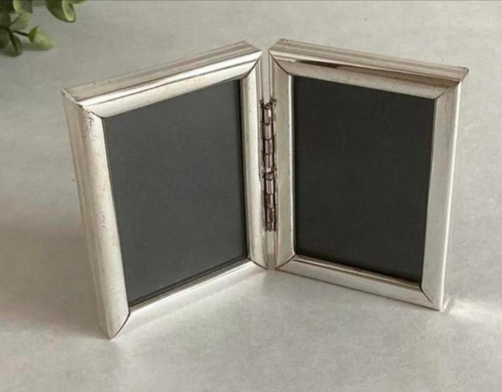 Zilverkleurig dubbel fotolijstje, inklapbaar 7,3 x 5,3 cm, Gebruikt, Ophalen of Verzenden, Fotolijst, Met glas