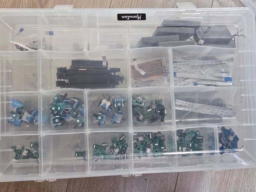 Foto 8 van Grote partij PS4/PS5 controllers + onderdelen/accessoires