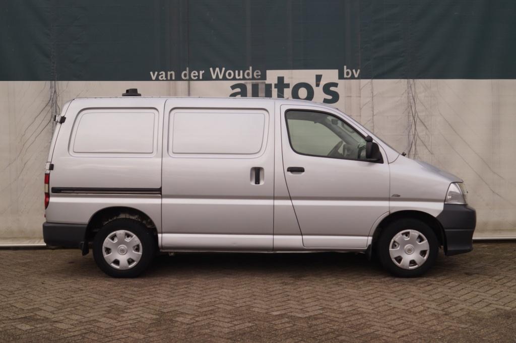 Toyota HiAce 2.5 D-4D 95pk KWB -AIRCO-TREKHAAK- (bj 2010), Gebruikt, Origineel Nederlands, Bedrijf, Metallic lak