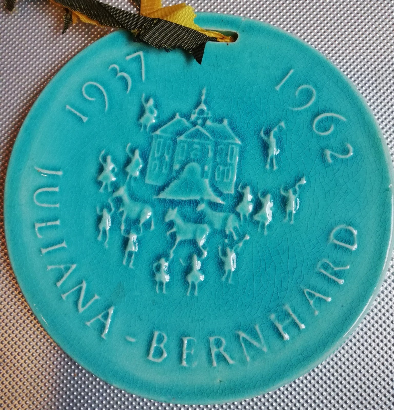 Juliana & Bernard. Jubiliem plaquette. Keramiek. 15 cm., Ophalen, Zo goed als nieuw, Nederland, Overige typen