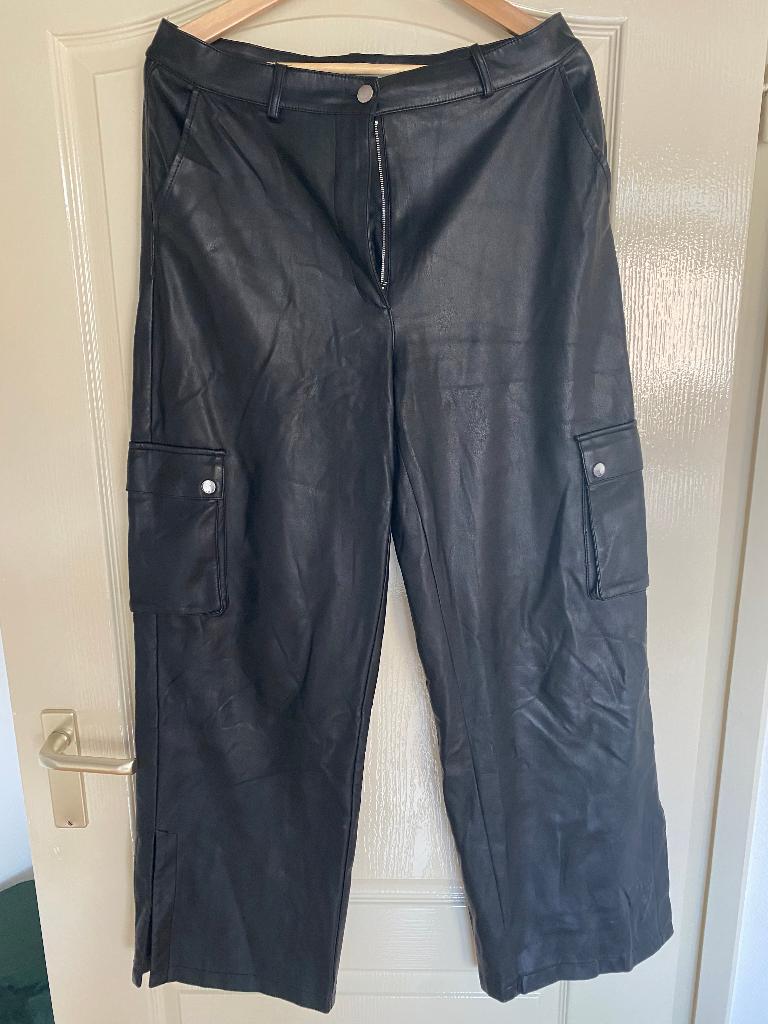 Imitatie leren broek, Kleding | Dames, Broeken en Pantalons, Maat 38/40 (M), NA-KD, Zwart, Ophalen of Verzenden