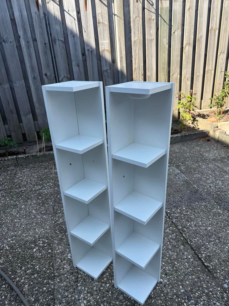 Set van 2 witte smalle boekenkasten/opbergkasten, Met plank(en), Minder dan 50 cm, Gebruikt, Ophalen of Verzenden