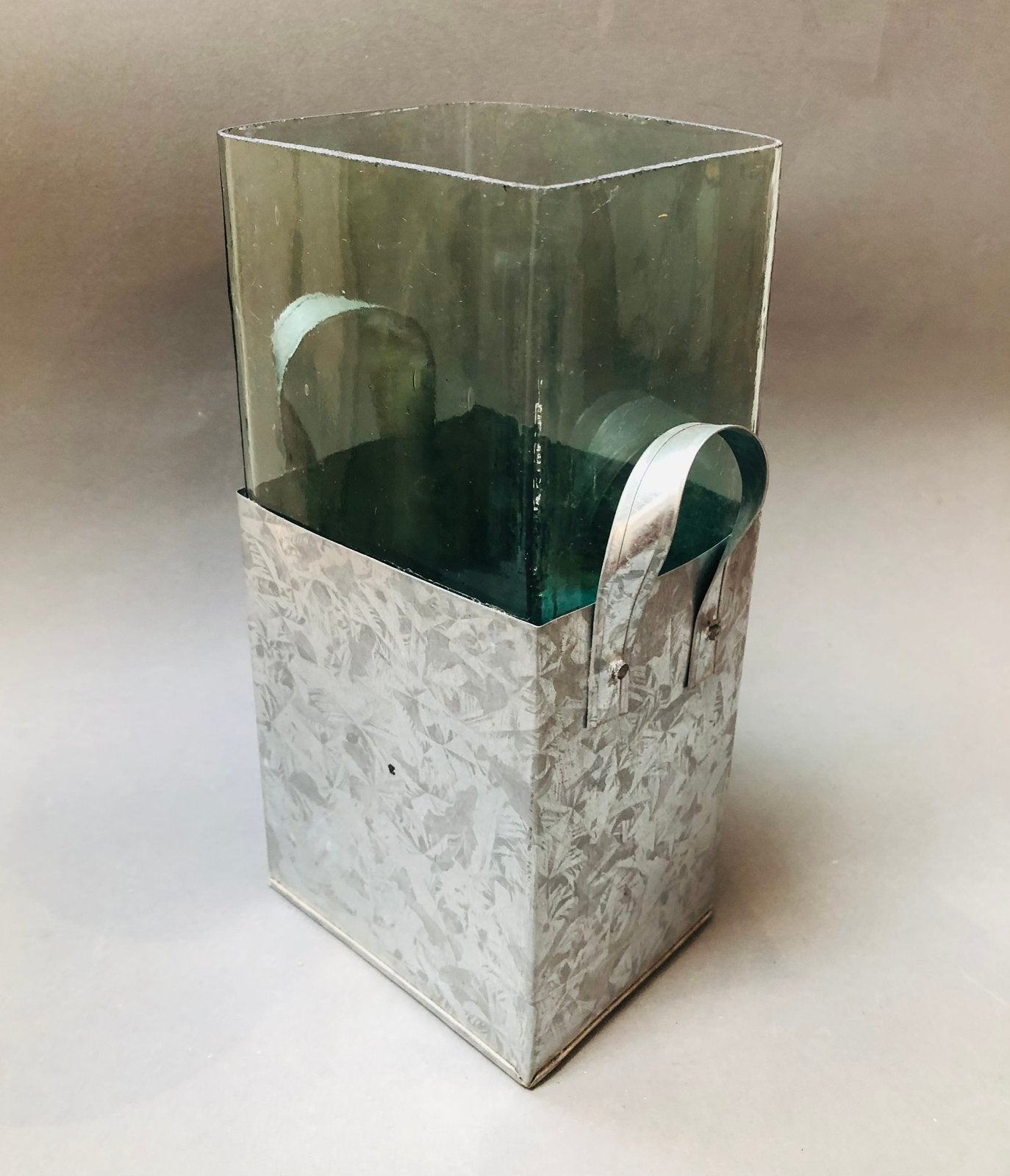 Grappige moderne vaas, glas met metalen omhulsel, Huis en Inrichting, Ophalen of Verzenden, Glas