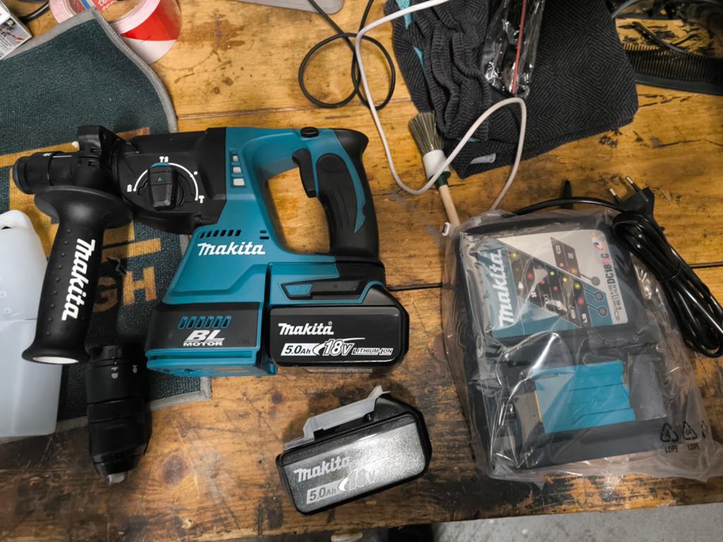 Makita DHR243RTJ Boorhamer set - Nieuw met 2 accu's + lader, Doe-het-zelf en Verbouw, Gereedschap | Boormachines, Ophalen, 600 watt of meer
