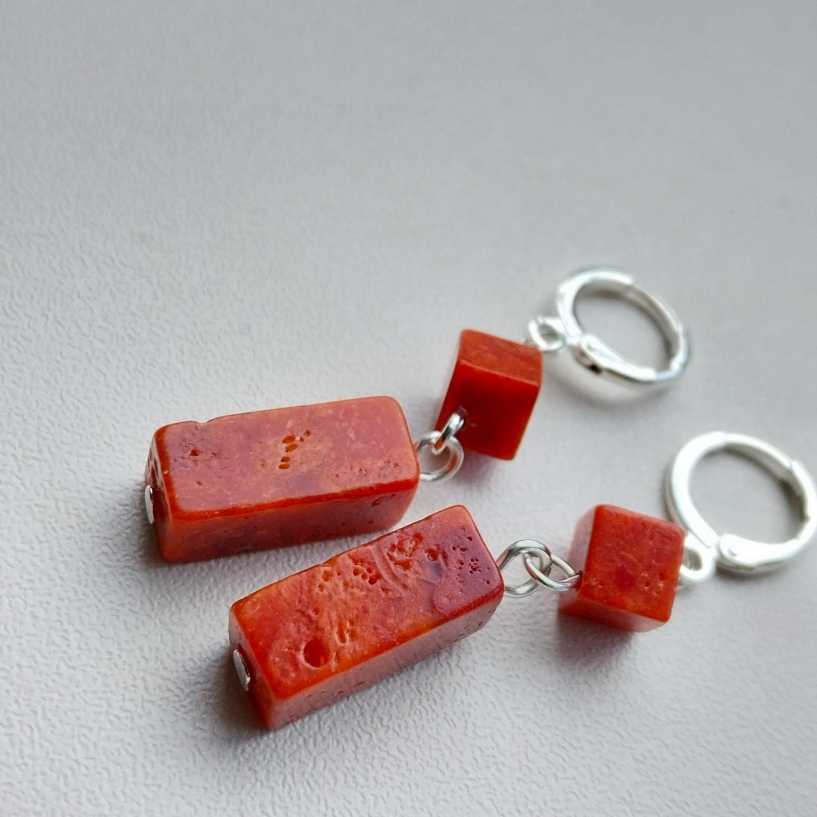 Schuimkoraal oorbellen met verzilverde oorhaakjes #1196, Sieraden, Tassen en Uiterlijk, Oorbellen, Overige materialen, Hangers