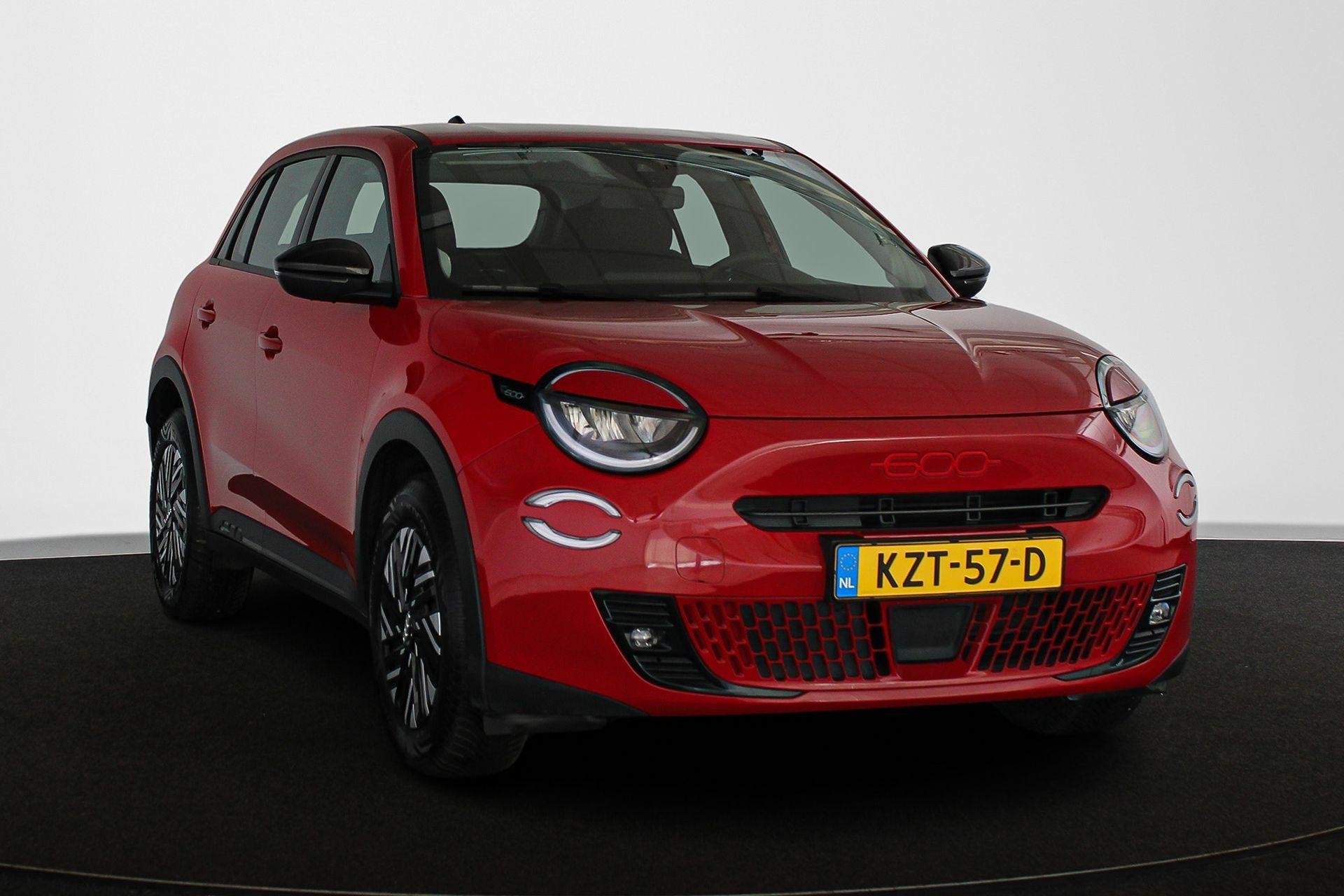 Fiat 600e RED 54 kWh Apple CarPlay Climate Control, Stof, Gebruikt, Zwart, 156 pk