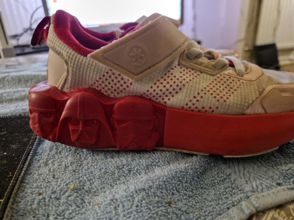 Mooie adidas star wars kinder schoenen, Overige kleuren, Sportschoenen, Ophalen of Verzenden, Zo goed als nieuw