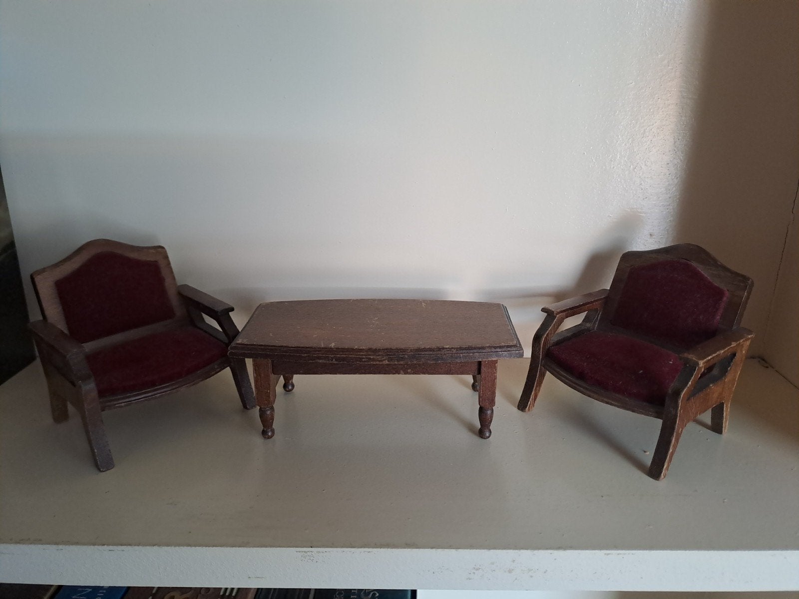 Poppenhuis vintage miniatuur meubelset: 2 stoelen en tafel, Antiek en Kunst, Ophalen