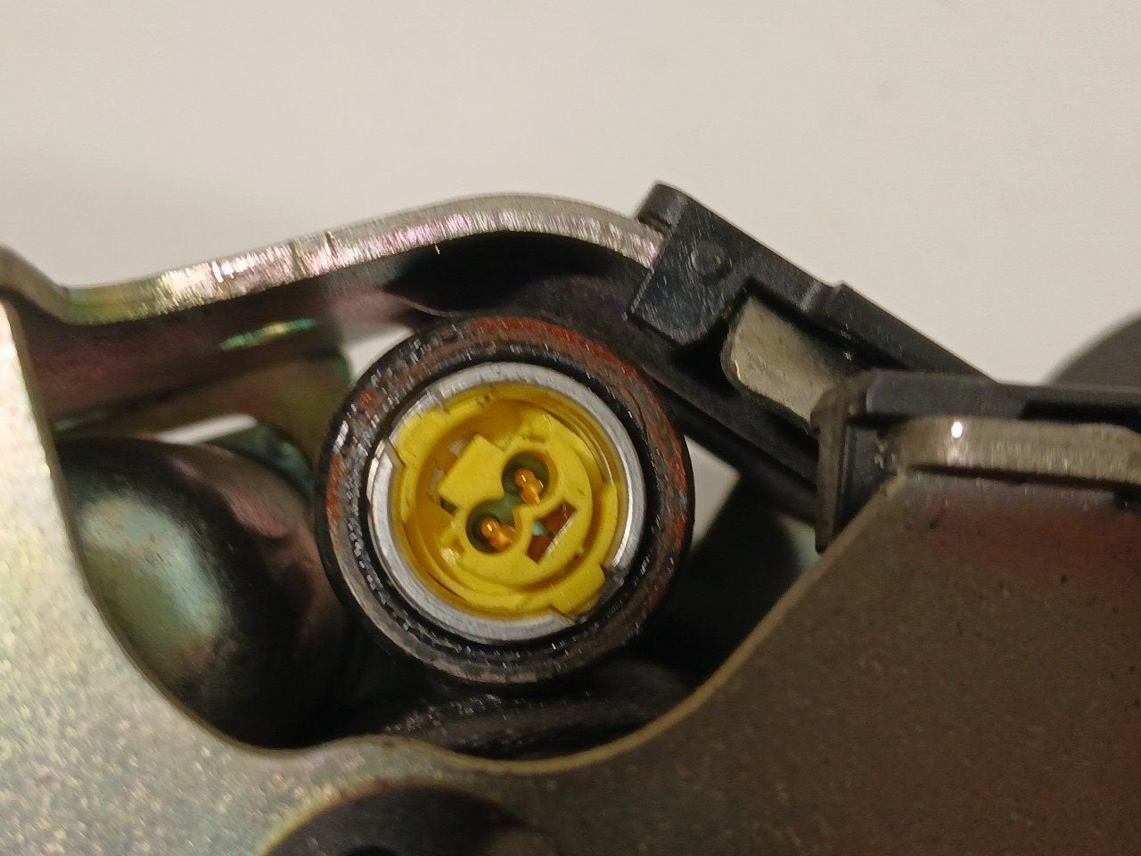 Veiligheidsgordel midden achter Volvo S60, Onderdelen@venauto.nl, Van der Ven Autorecycling B.V., Gebruikt, Ettenseweg 76, 4706 PB Roosendaal, The Netherlands