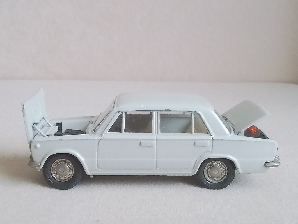 Vaz 2101 Lada 1200 Sedan Novoexport made in ussr, Hobby en Vrije tijd, Ophalen of Verzenden, Gebruikt, Auto, Overige merken