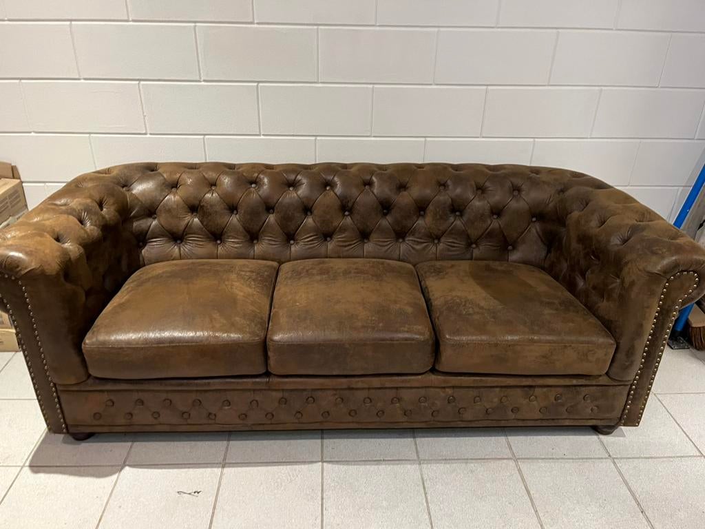 Chesterfield bank, Huis en Inrichting, Banken | Bankstellen, Ophalen of Verzenden, Zo goed als nieuw, 75 tot 100 cm, 200 tot 250 cm