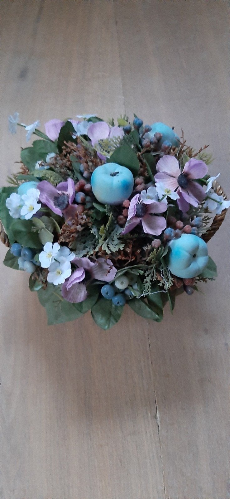 Kunstbloemstuk in mandje - Paars, blauw, wit, Gebruikt, Met pot of vaas, Ophalen of Verzenden, Kunststof