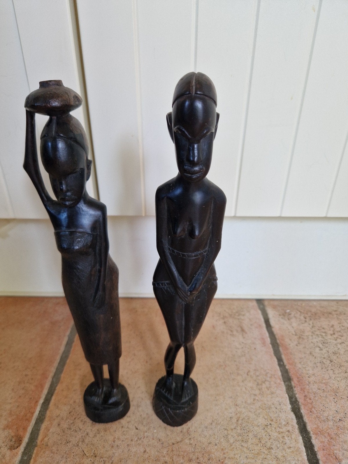 Twee handgesneden Afrikaanse houten beelden, Antiek en Kunst, Bruin, Afrika, Handgemaakt, Beeld