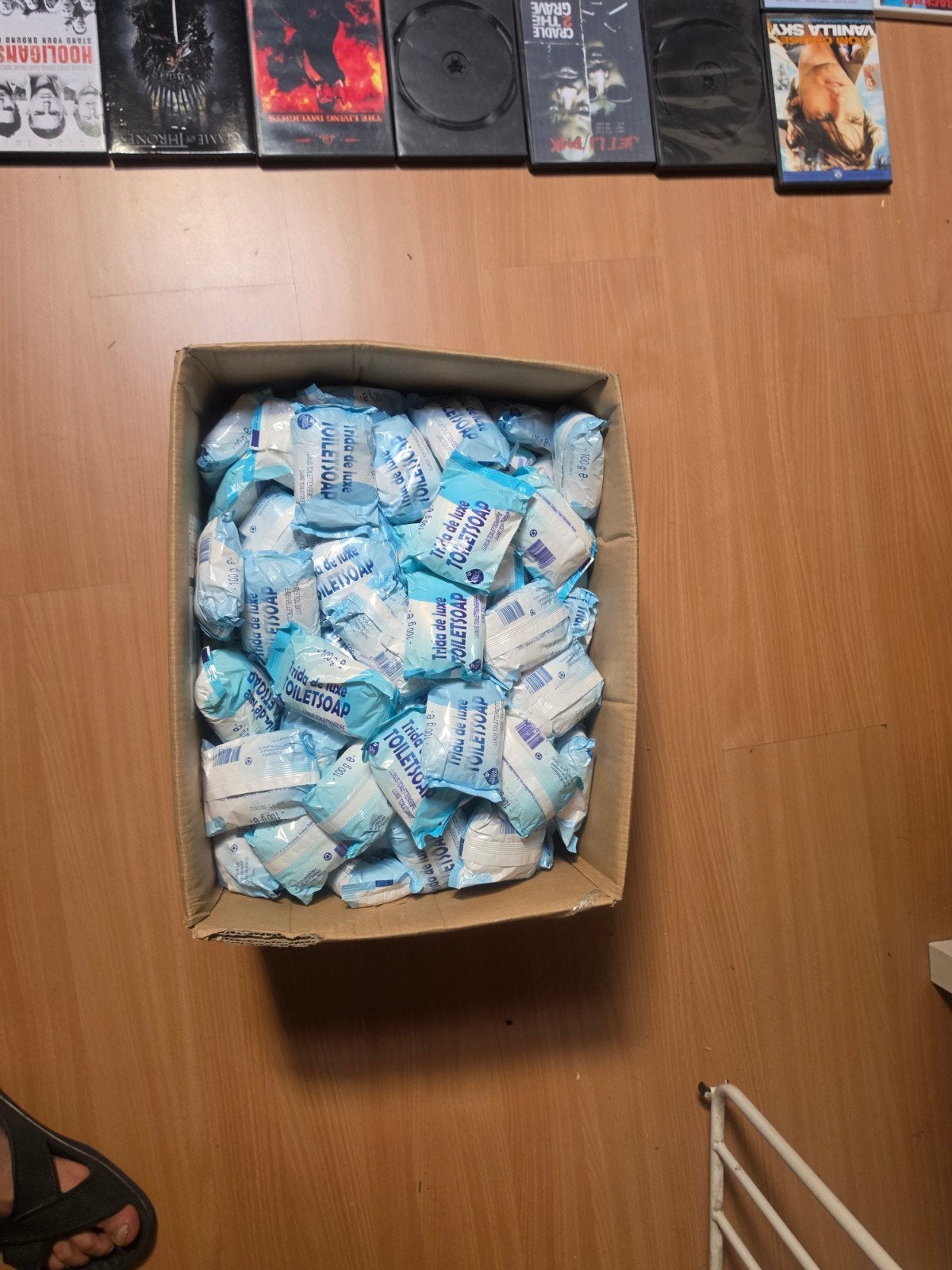 1 doos vol met handzeep zie ook foto,s ervan., Ophalen