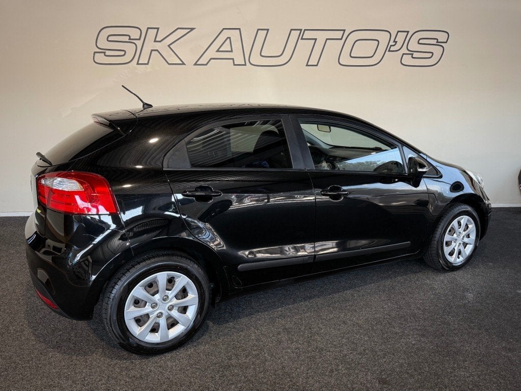 Kia RIO 1.2 CVVT PLUS PACK l NAP l AFN TREK l SCHERM l NAVI, Gebruikt, 4 cilinders, Met garantie (alle), Zwart