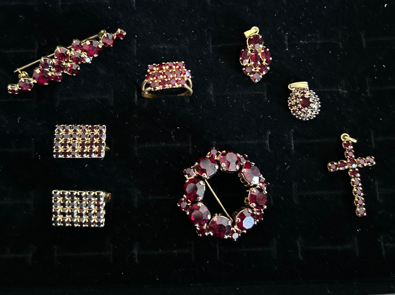Antieke  sieraden set - Broches, ring, hangers, manch, Ophalen of Verzenden, Overige materialen, Overige typen, Met edelsteen