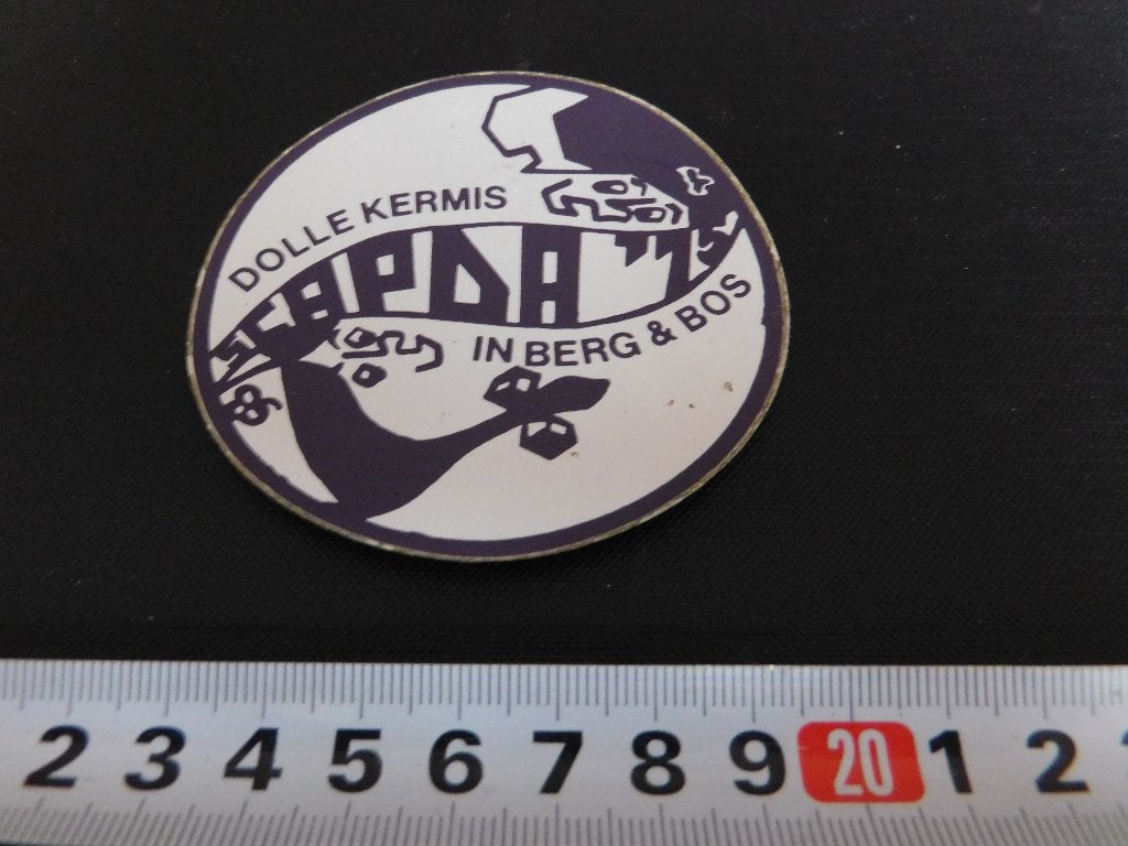 sticker Dolle kermis in Berg & Bos, Ophalen, Zo goed als nieuw