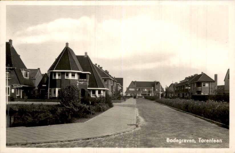 Bodegraven - Torenlaan - Straat met huizen, Verzamelen, Ansichtkaarten | Nederland, Ophalen of Verzenden, 1940 tot 1960, Gelopen