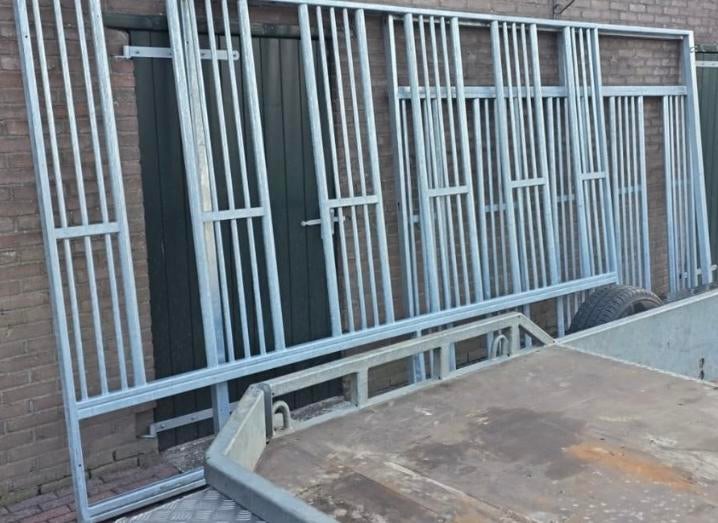 Twee nieuwe voerwanden voorwanden., Stalling, 4 paarden of pony's of meer