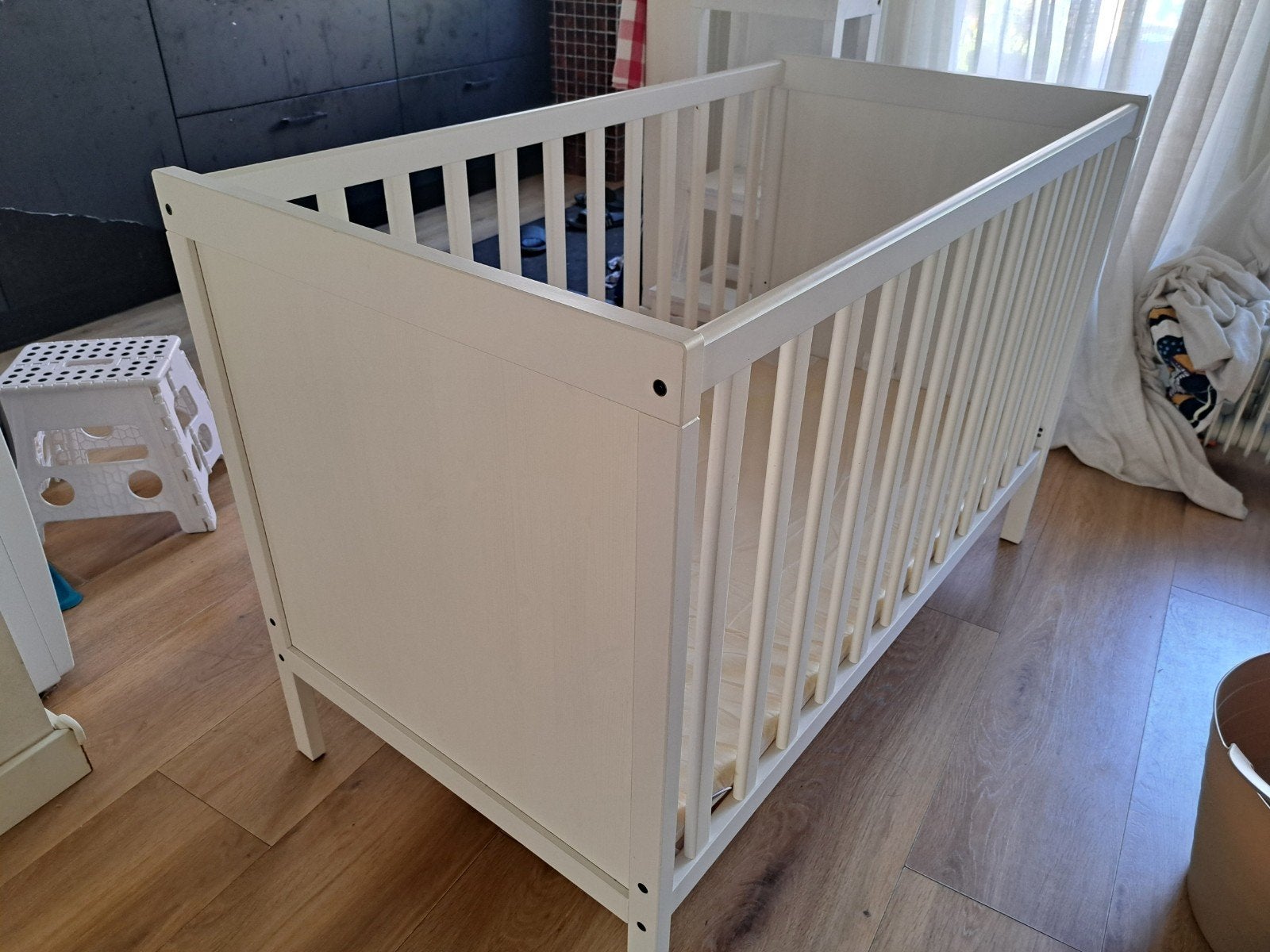 SUNDVIK Babybedje ledikantje 60x120 cm met matras - Nieuwsta, Ophalen, Wit, 190 cm of minder, Zo goed als nieuw