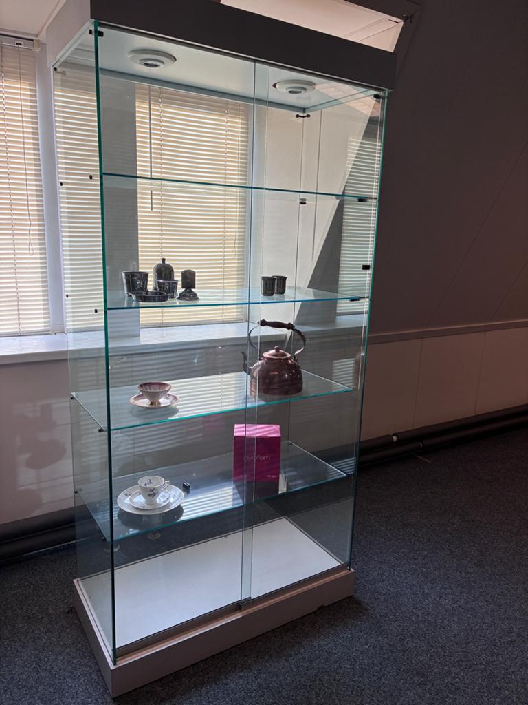 Vitrinekast glas met schuifdeuren, Ophalen, 25 tot 50 cm, Glas, Minder dan 100 cm