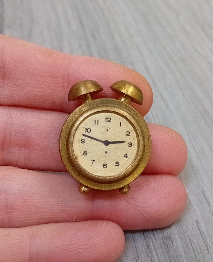 miniatuur weker - vintage poppenhuis koperen klok, Verzenden, Gebruikt, Poppenhuis