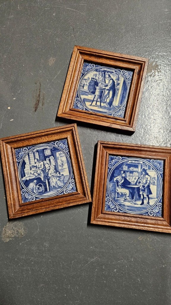drie ingelijste Delfts blauwe tegels, Ophalen