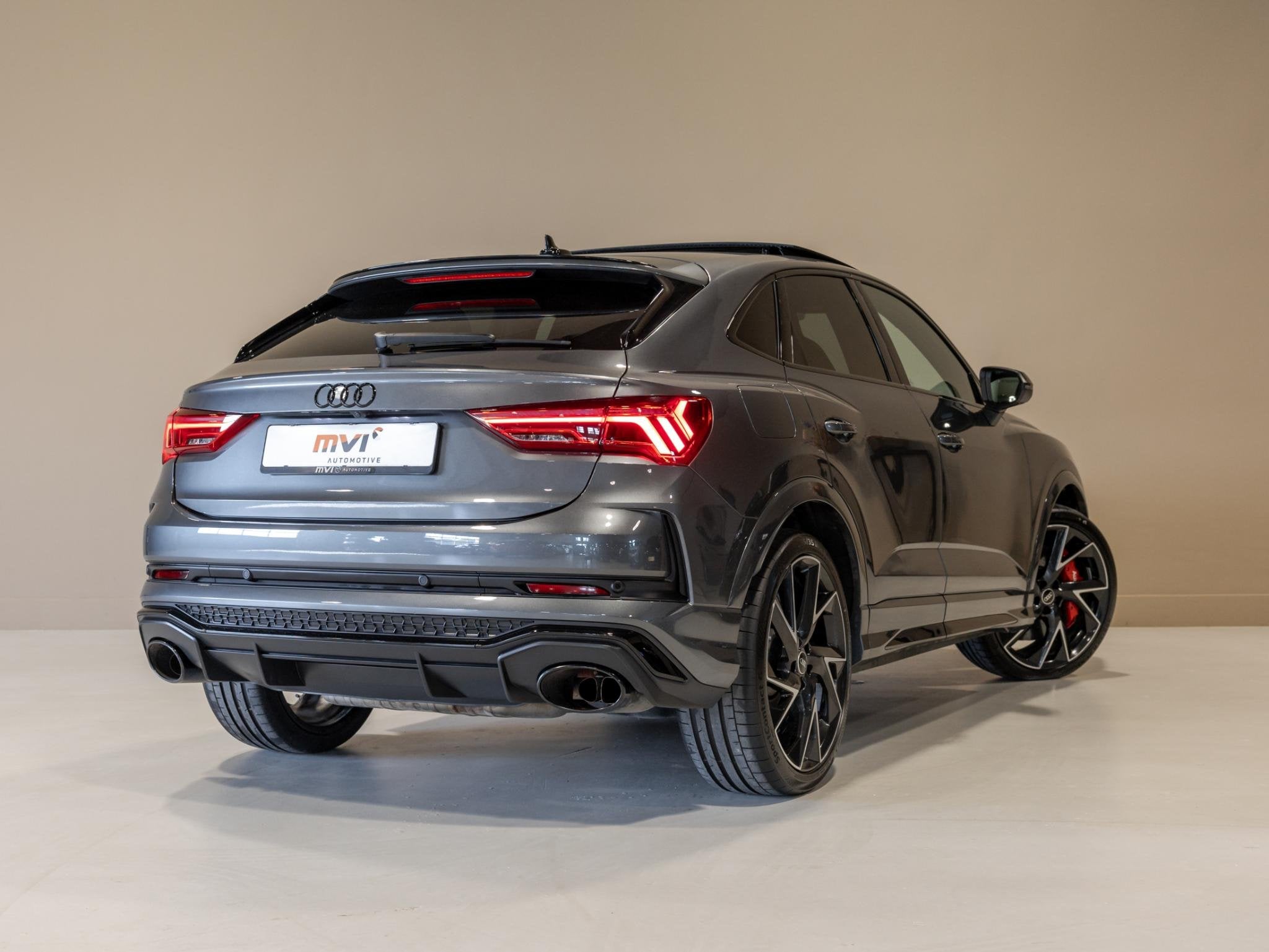 Audi Q3 Sportback TFSI RS / 400pk / Panorama dak / Keramisch, Auto's, Audi, Automaat, Gebruikt, 1675 kg, Met garantie (alle)