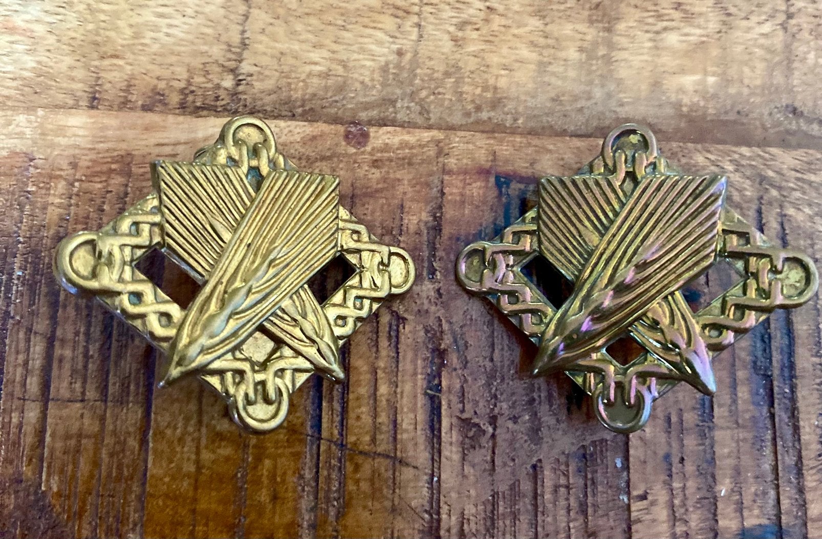 Twee Nederlandse schouderemblemen intendance jaren 50, Verzamelen, Verzenden, Landmacht, Nederland, Embleem of Badge