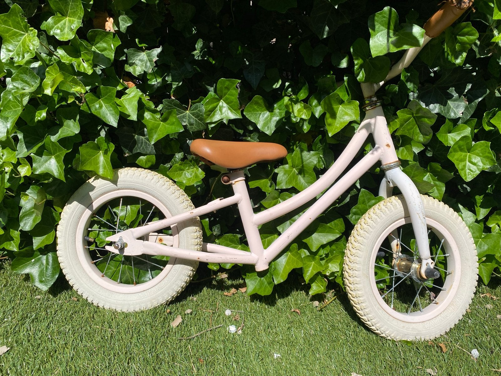 Roze loopfiets met stevige witte banden, Fietsen en Brommers, Fietsen | Kinderfietsjes, Ophalen, Gebruikt, Minder dan 16 inch