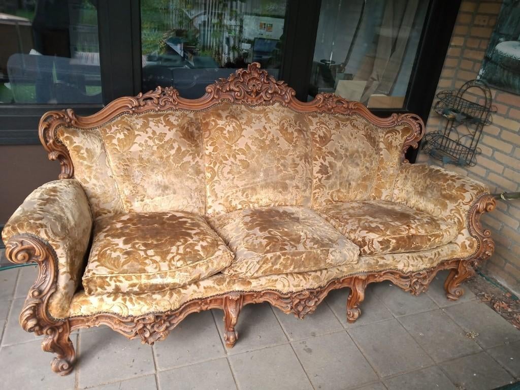 Antiek bankstel met twee fauteuils en bijbehorende tafel, Ophalen