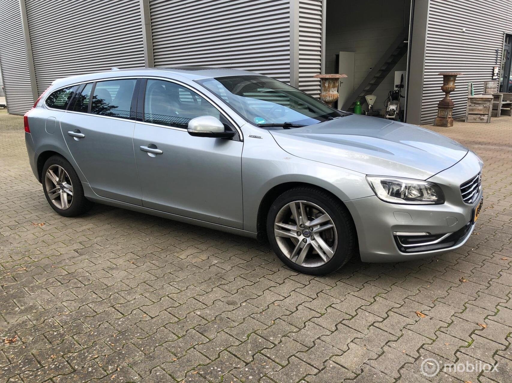 Volvo V60 2.4 D6 AWD Plug-In Hybrid Summum, Automaat, Zwart, Vierwielaandrijving, Te koop
