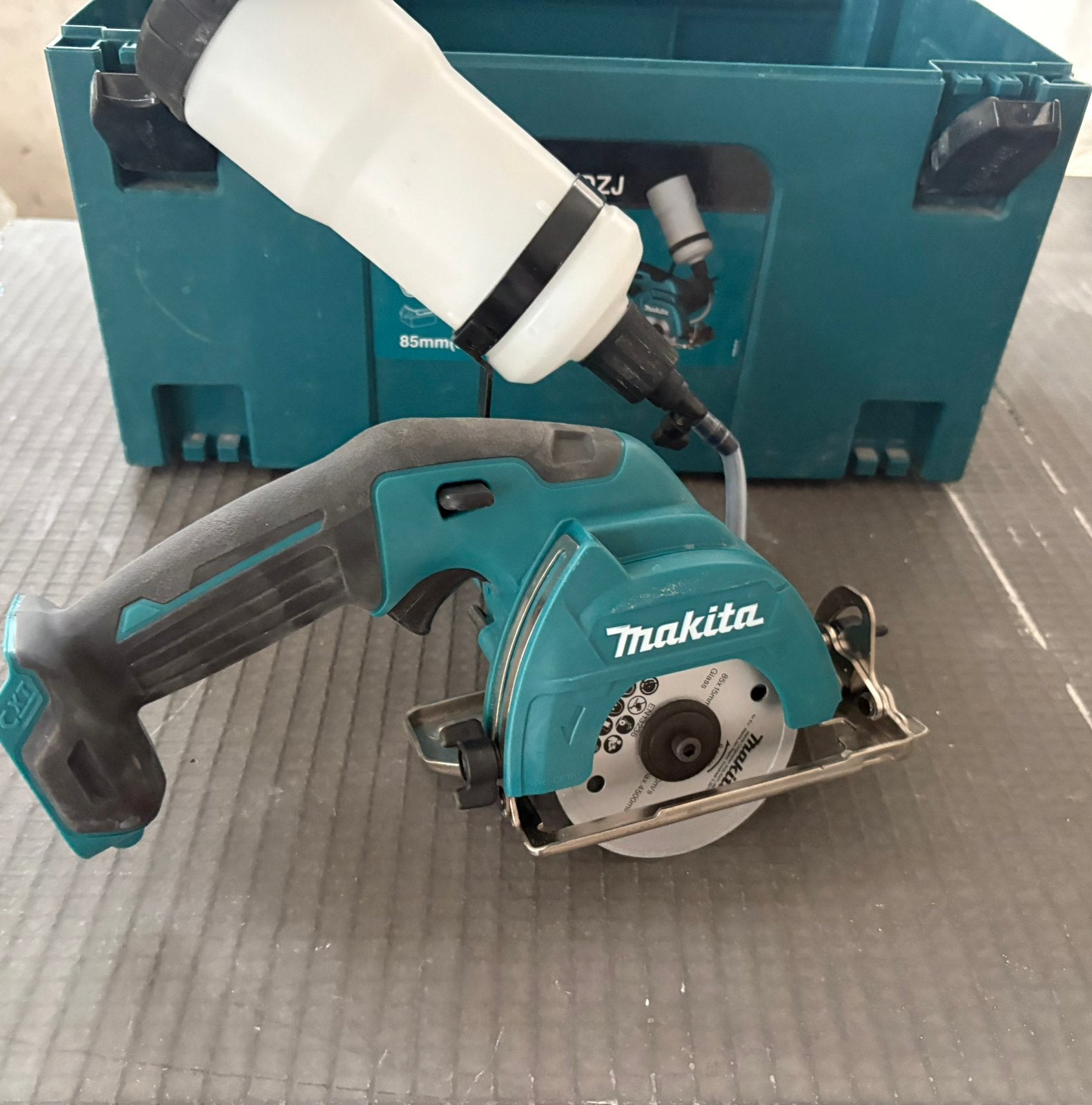 Makita tegelslijper in Mbox -, Ophalen of Verzenden, Zo goed als nieuw, Minder dan 700 watt, Haakse handslijpmachine