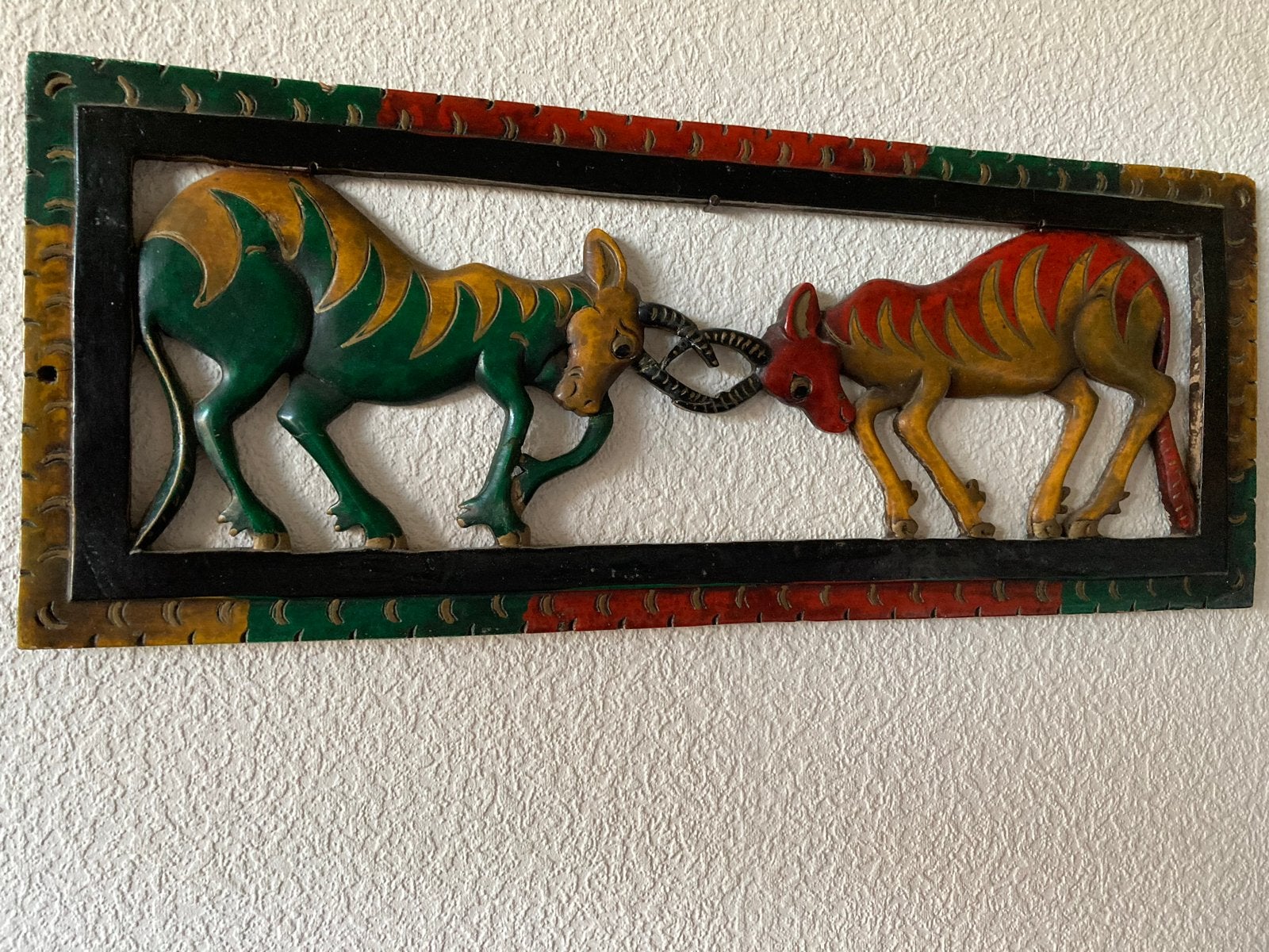 Wandpaneel vechtende antilopen Kamba stam 47x18 cm uniek, Ophalen of Verzenden