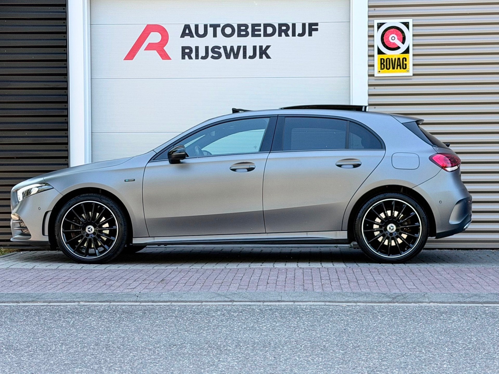 Mercedes-Benz A-klasse 250 e Premium Pano/Sfeer/Blindspot, Auto's, Gebruikt, 4 cilinders, Alcantara, Automatische klimaatregeling