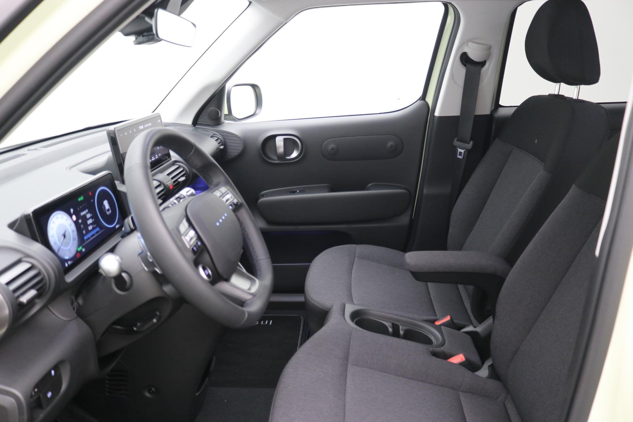Hyundai INSTER Evolve 49 kWh Winter & Tech Pack / Warmtepomp, 1328 kg, Stof, Zwart, 116 pk
