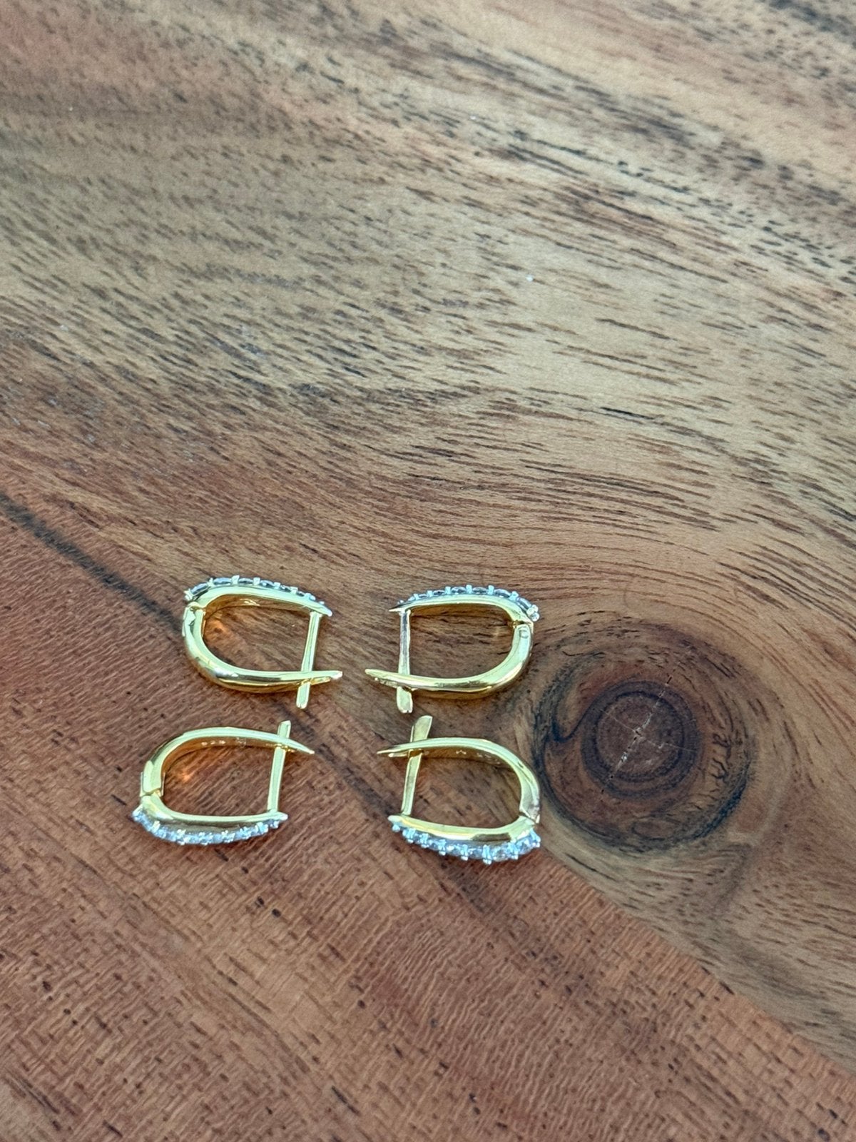 Missoma Claw Pave Huggies goud, 2 paar, prijs per paar, Sieraden, Tassen en Uiterlijk, Oorbellen, Verzenden, Zo goed als nieuw