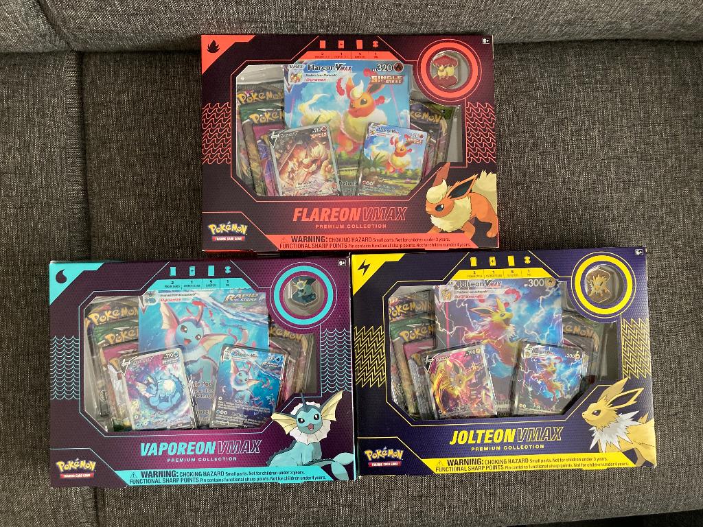 Pokemon Flareon Jolteon Vaporeon Vmax Premium Collection, Hobby en Vrije tijd, Verzamelkaartspellen | Pokémon, Ophalen of Verzenden